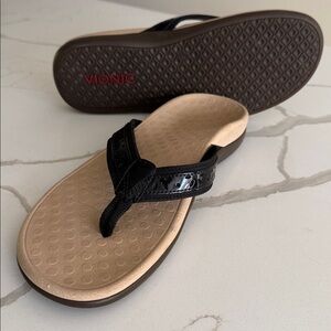 Vionic Black Patent Thong Sandals with Tan Footbed